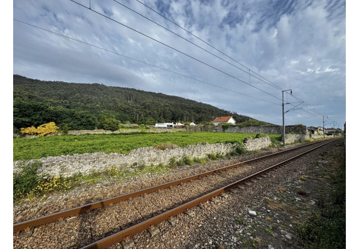 Terreno com 6270m2 para construção industrial em Carreço
