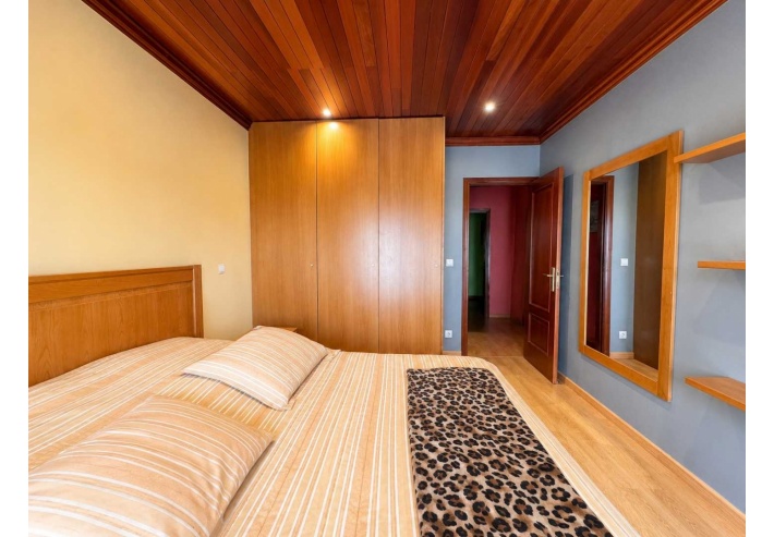 Moradia Individual T3 com Pastelaria/Padaria em Geraz do Lima