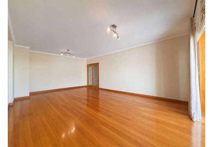 Apartamento T3 de Luxo com Terraço Privativo na Cobertura